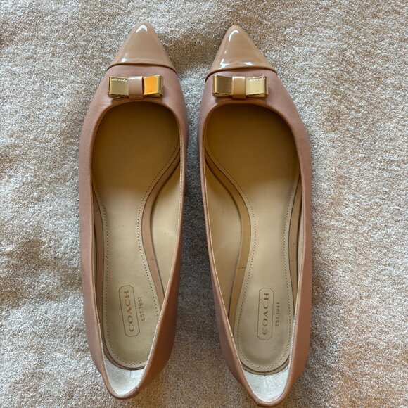 Coach "Wynter" flats in blush leather, patent toe caps, gold bows, size 8.5 - Picture 1 of 7
